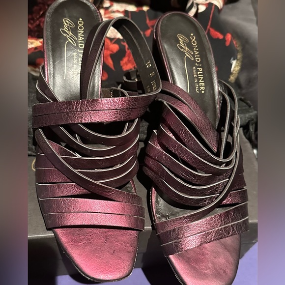Beautiful Donald J Pliner Antique Metallic Strappy Heels - Picture 2 of 6
